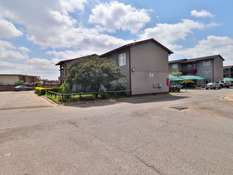 Top-Floor Gem in Oakwood: Cozy 2-Bed with Balcony! - Photo 3