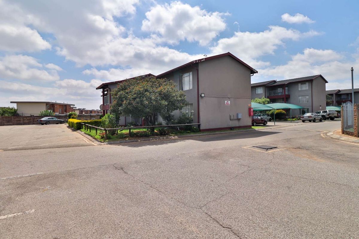 Top-Floor Gem in Oakwood: Cozy 2-Bed with Balcony! - Photo 3