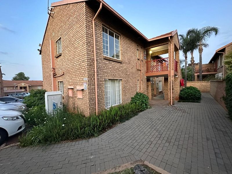 Stunning 2 Bedroom top unit in Faerie Glen for Sale - Photo 2