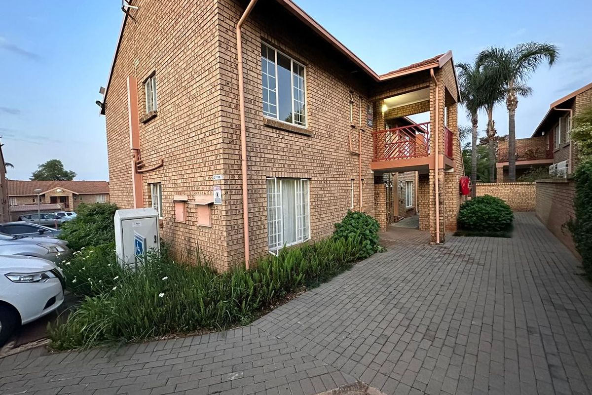 Stunning 2 Bedroom top unit in Faerie Glen for Sale - Photo 2