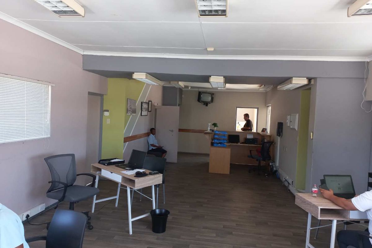 Very neat office space in a very popular building and excellent location - Photo 5