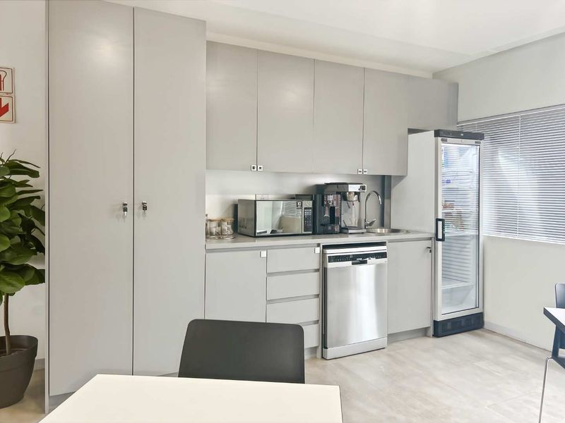 Private office space for 5 persons in Regus Secure Office Park - Photo 7