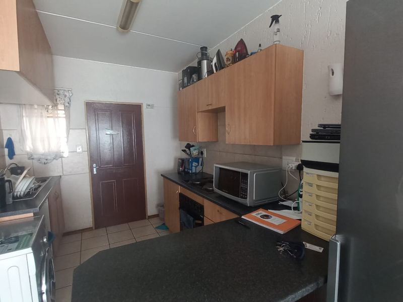 2 bedroom ground floor unit, walking distance from Eastrand Mall - Photo 4