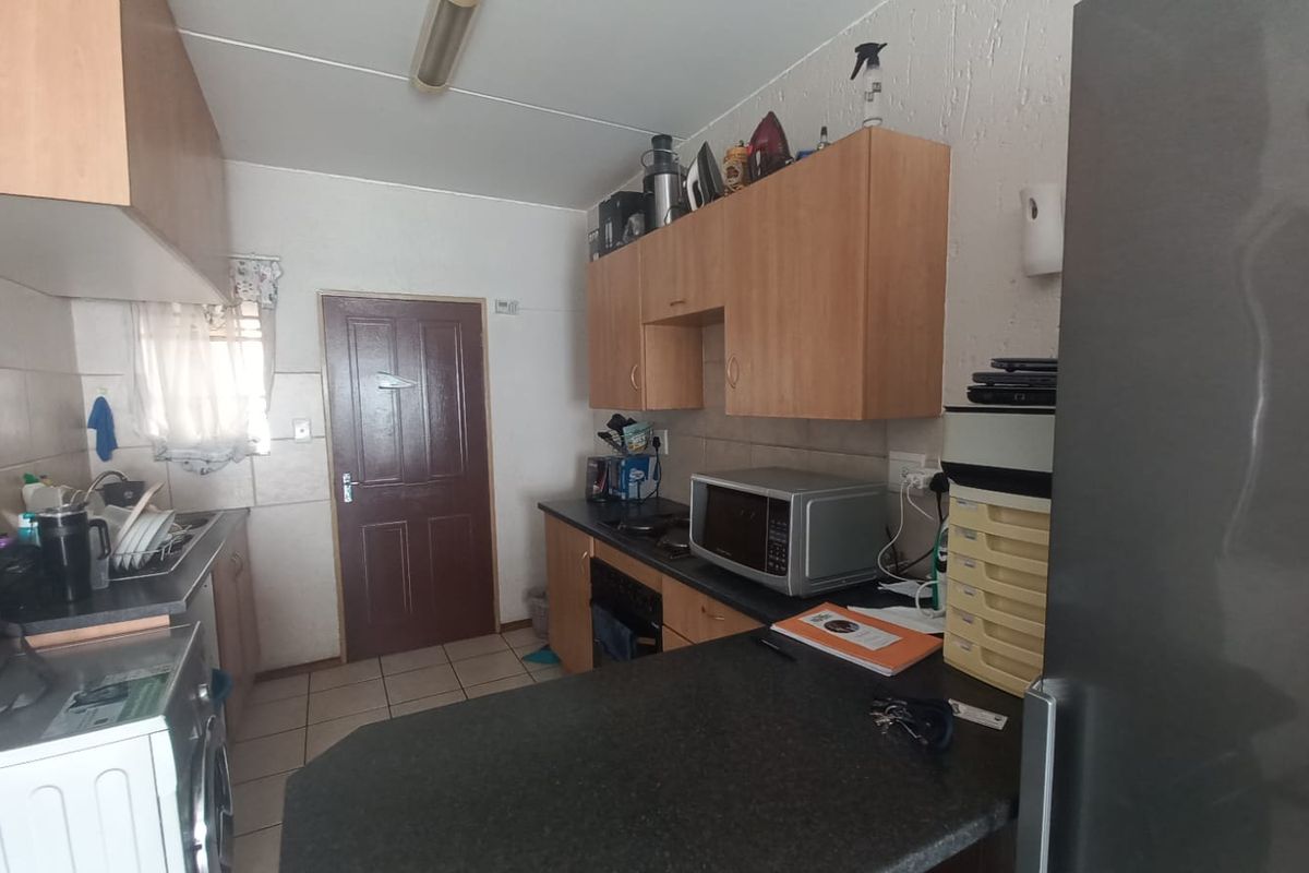 2 bedroom ground floor unit, walking distance from Eastrand Mall - Photo 4