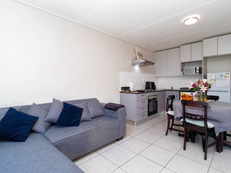 Modern ground-floor apartment with private garden in prime Bellville location. - Photo 5