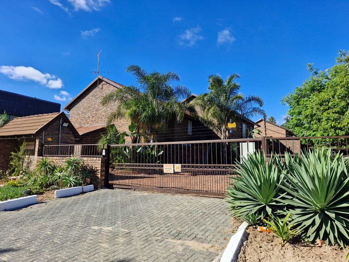 Property #2494752, Townhouse Rental Monthly in Silverton