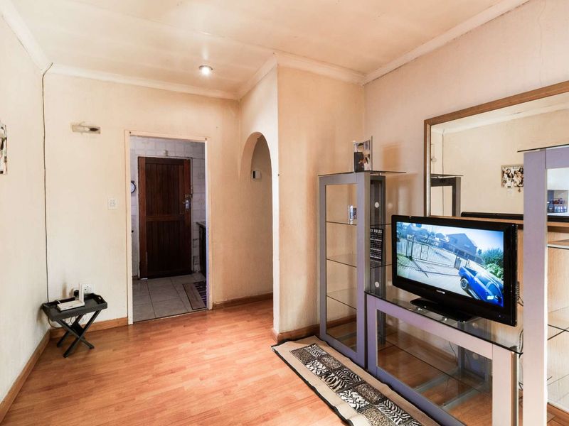 Income generating 3 Bedroom House with 2x Flatlets - Photo 4