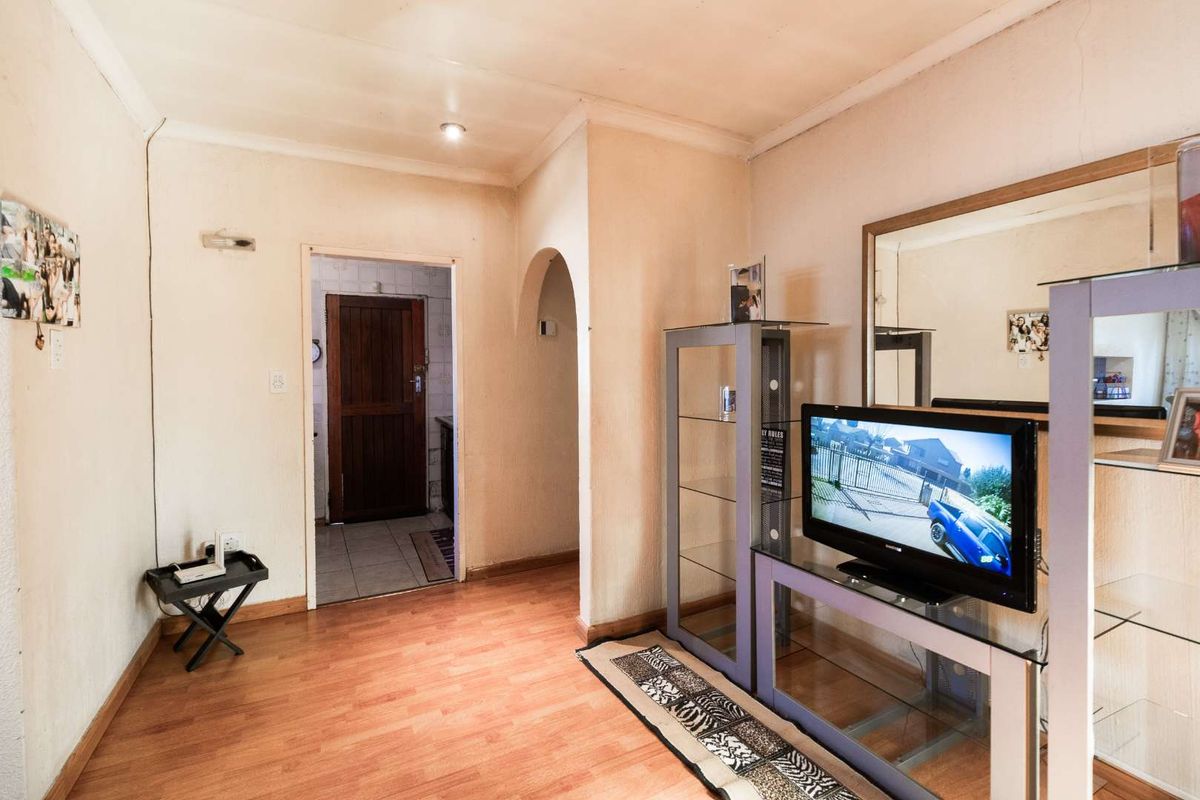 Income generating 3 Bedroom House with 2x Flatlets - Photo 4