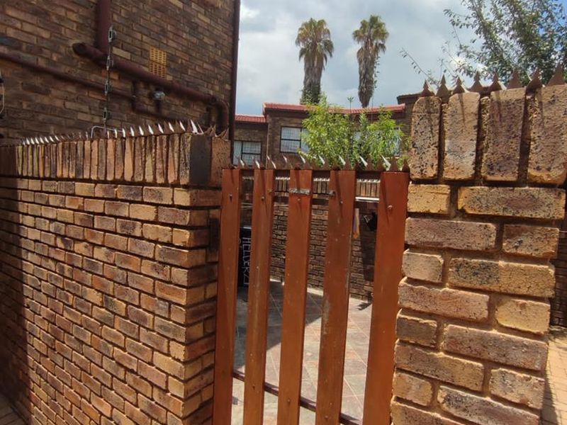 LOOKING FOR A LOVELY, EASY-TO-OWN APARTMENT IN A PEACEFUL NEIGHBOURHOOD? LOOK NO FURTHER! - Photo 3