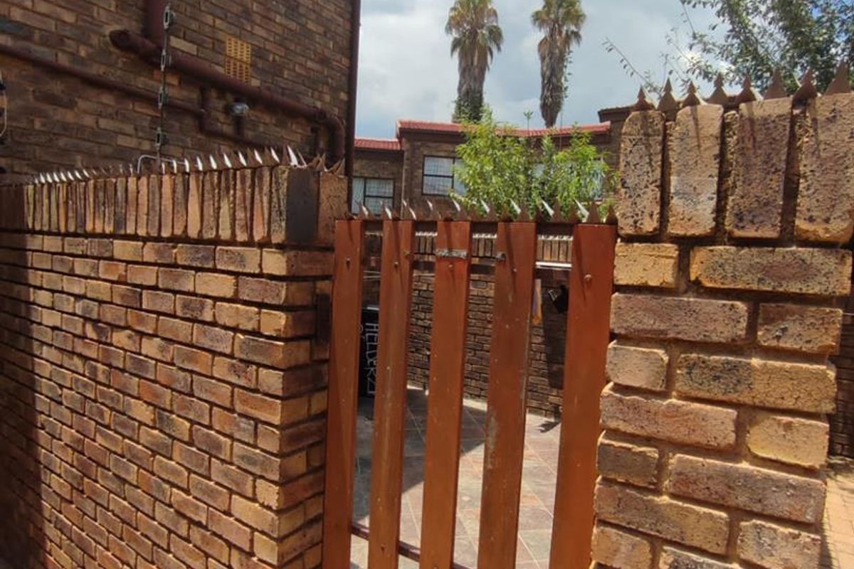 LOOKING FOR A LOVELY, EASY-TO-OWN APARTMENT IN A PEACEFUL NEIGHBOURHOOD? LOOK NO FURTHER! - Photo 3