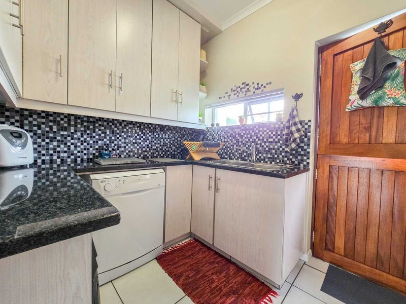 Elegant architectural family home with flatlet for sale in Stilbaai-Wes. - Photo 10