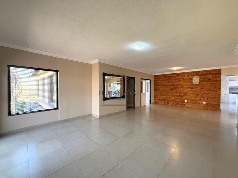 Spacious Family Home on a Large Erf in Meersig - Photo 3