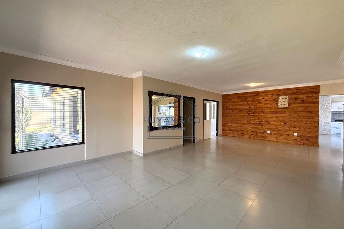 Spacious Family Home on a Large Erf in Meersig - Photo 3