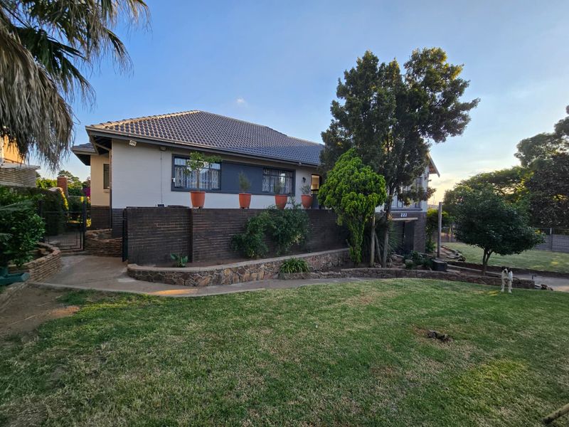 Spacious Living Awaits: 3 Beds, Open Plan, & Massive Backyard! - Photo 2