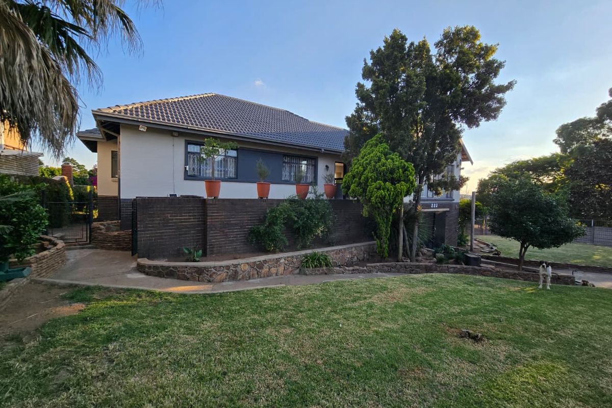 Spacious Living Awaits: 3 Beds, Open Plan, & Massive Backyard! - Photo 2