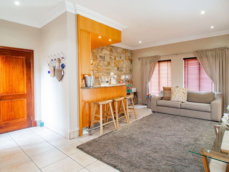 Elegant Cluster Home with Solar Power - Photo 7