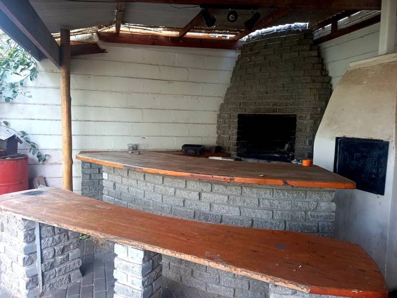 3 bedroom home with 2 single flats - Photo 2