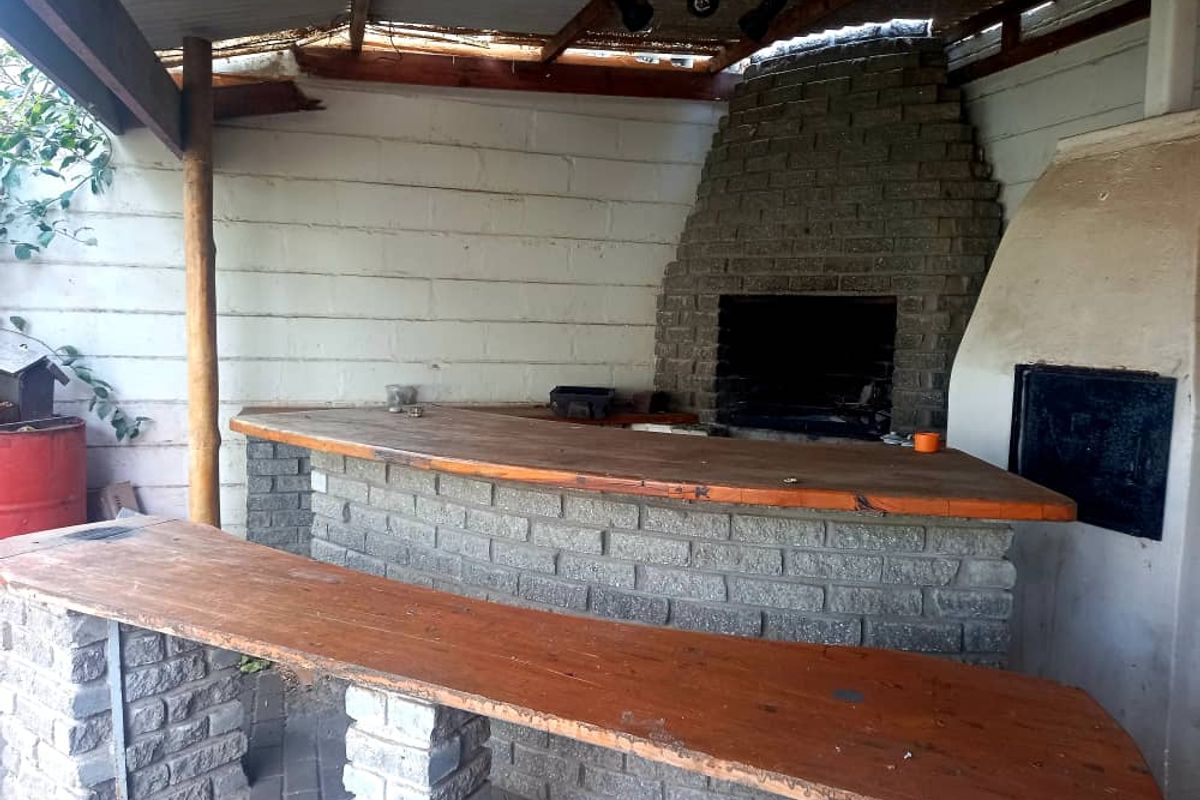 3 bedroom home with 2 single flats - Photo 2