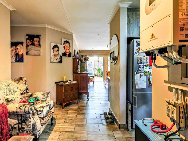 Elegant 3-Bedroom Modern Home with Solar in a Exquisite Moreleta Park Estate - Photo 5