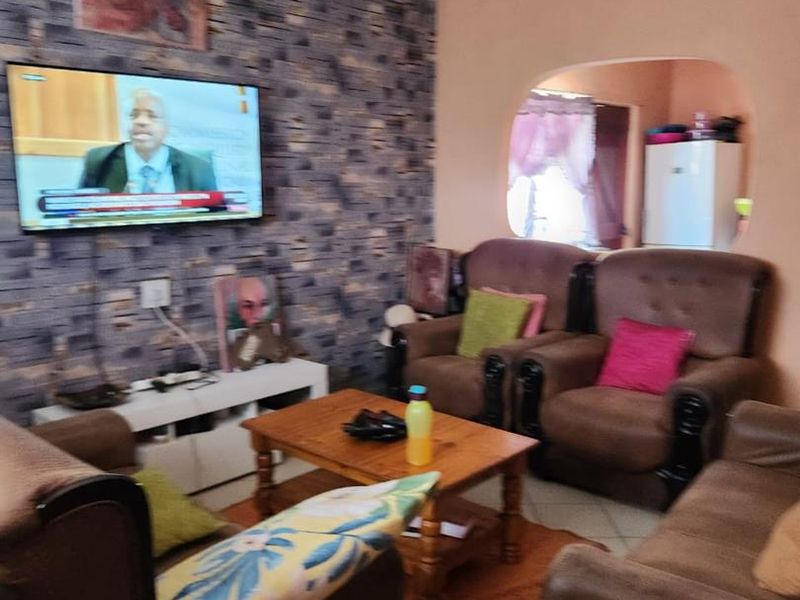 Charming Three-Bedroom Home for Sale in Site C, Khayelitsha - Photo 10