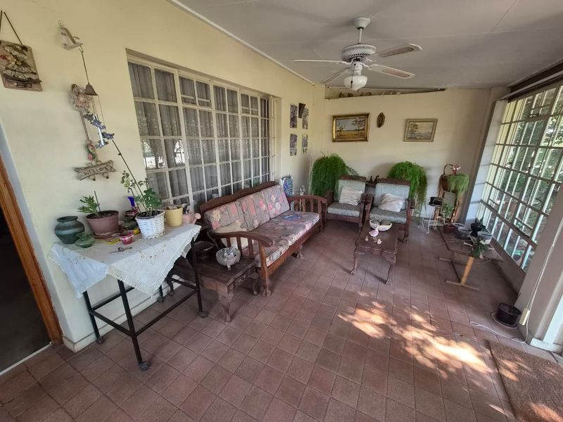 RARE SECTIONAL TITLE RETIREMENT TOWNHOUSE - Photo 2