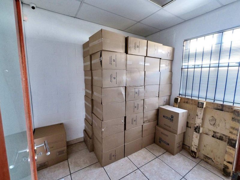 STRORAGE UNIT & OFFICE TO LET - - Photo 2