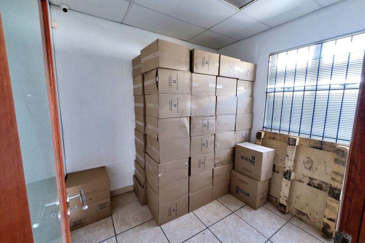 STRORAGE UNIT & OFFICE TO LET - - Photo 2