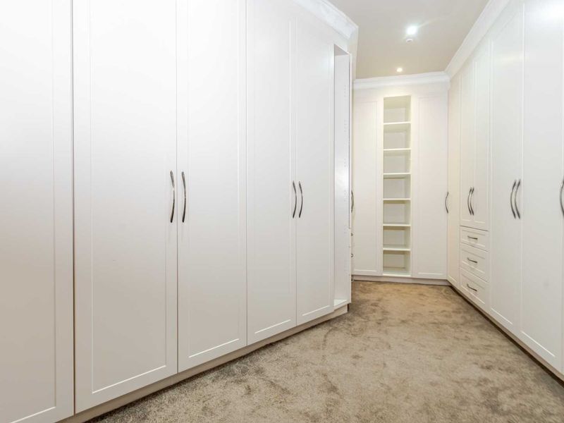 A Large Luxurious  4-Bedroom Residence with Exceptional Space and Versatility in Upper Bedfordview - Photo 7