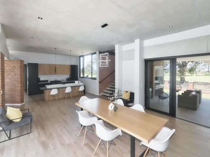 CONTEMPORARY RESIDENTIAL HOME - Photo 6