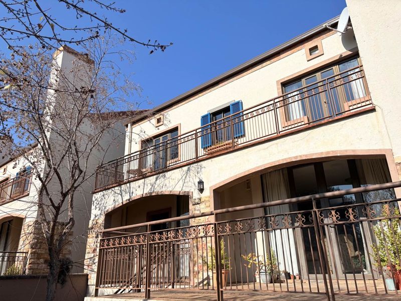 Sunny, North Facing Town house in Woodland Hills - Photo 2