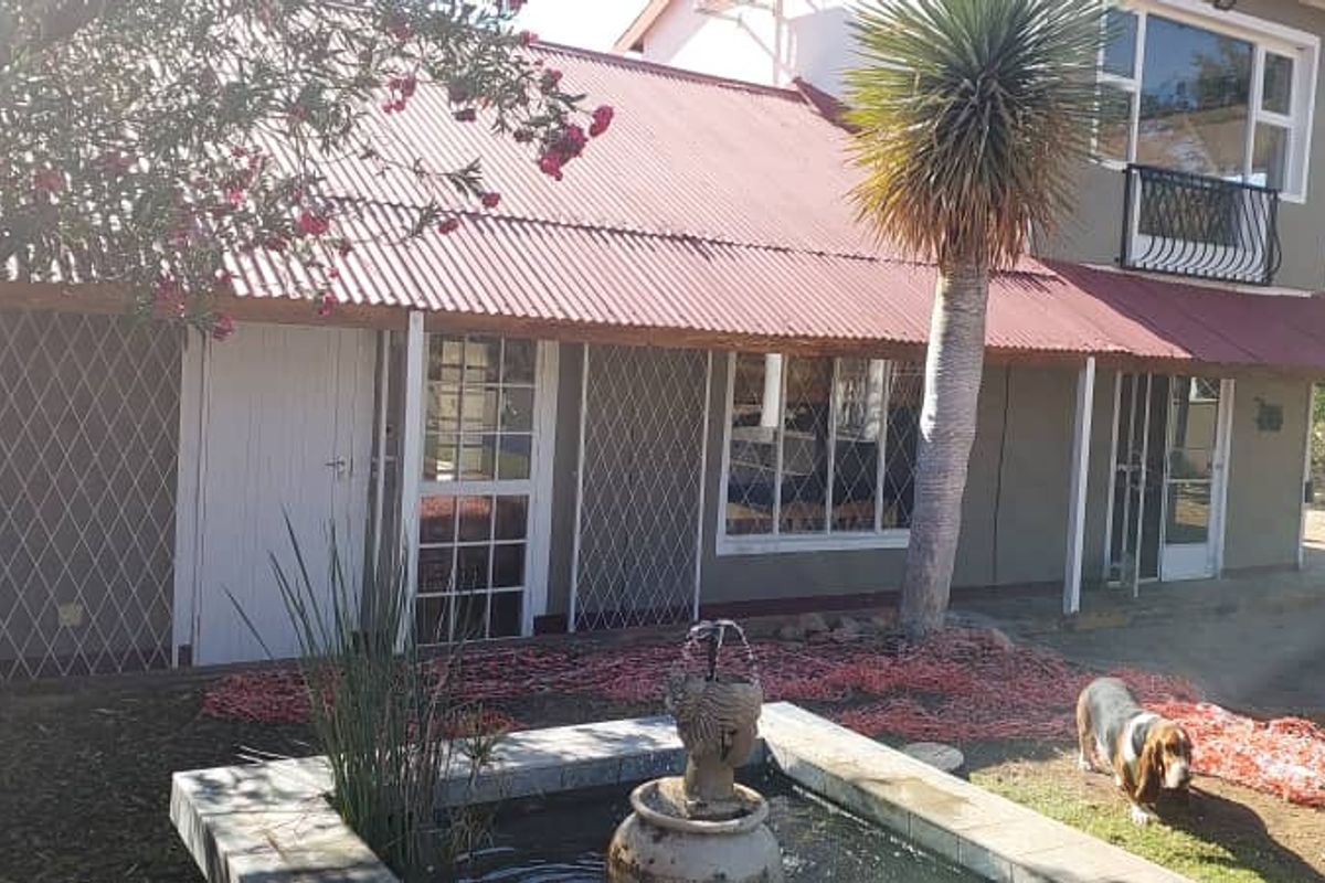 Charming Property with Versatile Spaces and Amenities - Photo 3