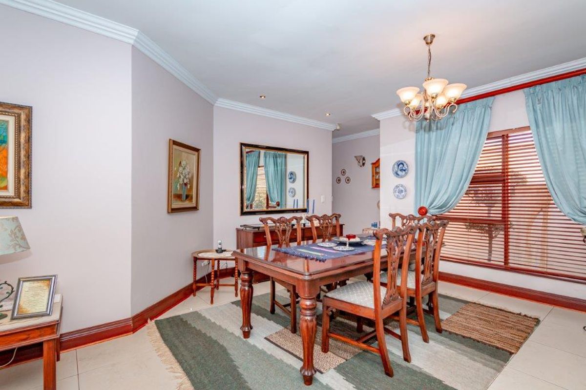 Centrally Located Gem: Luxury and Convenience Combined! - Photo 4