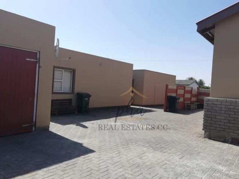3 Bedr home with 2 flats for sale in Walvis Bay - Photo 2