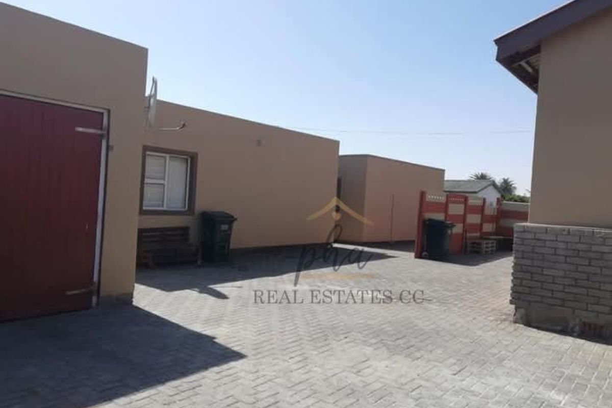 3 Bedr home with 2 flats for sale in Walvis Bay - Photo 2