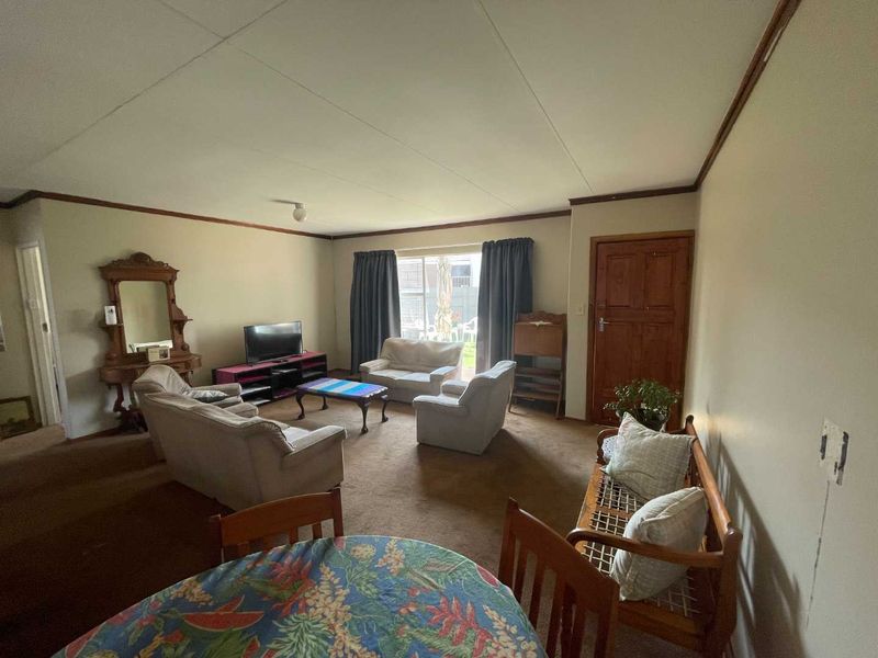 Pristine 2-Bedroom Townhouse in a Peaceful Complex - Photo 10