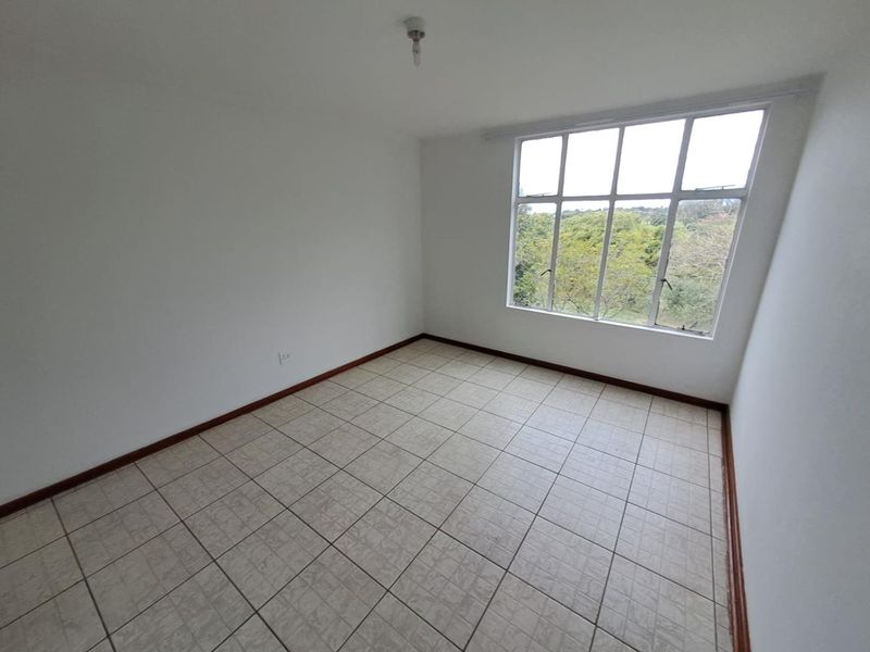 Charming 2-Bedroom Apartment in Empangeni's Fairview: Bright Living with Modernisation Potential - Photo 9