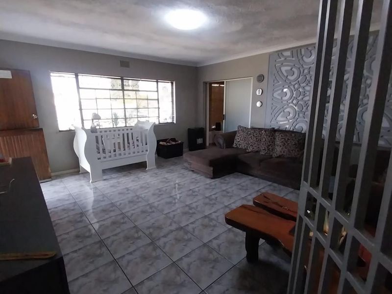 Dual Living: Main House + Self-Contained 2-Bed Flatlet - Photo 6