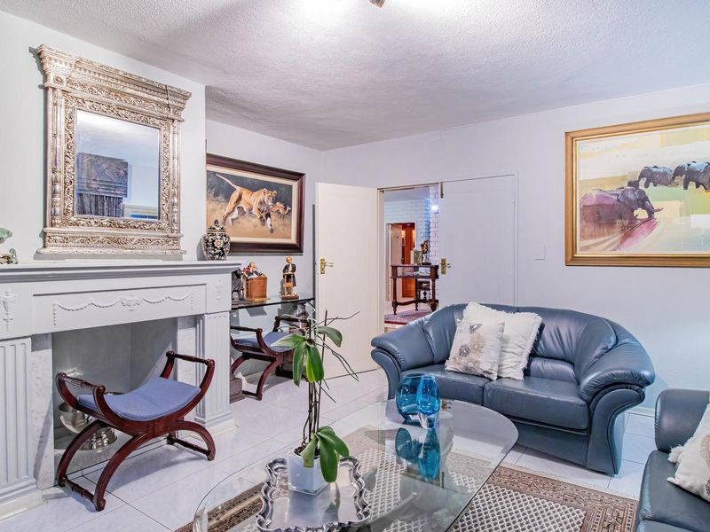 DISTINGUSHED HOME FOR THE DISCERNING FAMILY - Photo 6