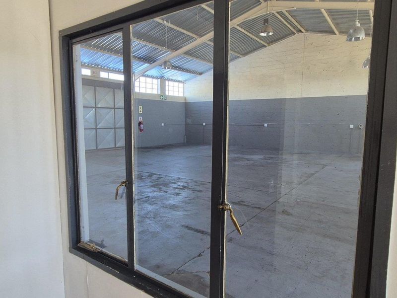 Warehouse with offices to let Southern Industrial - Photo 6