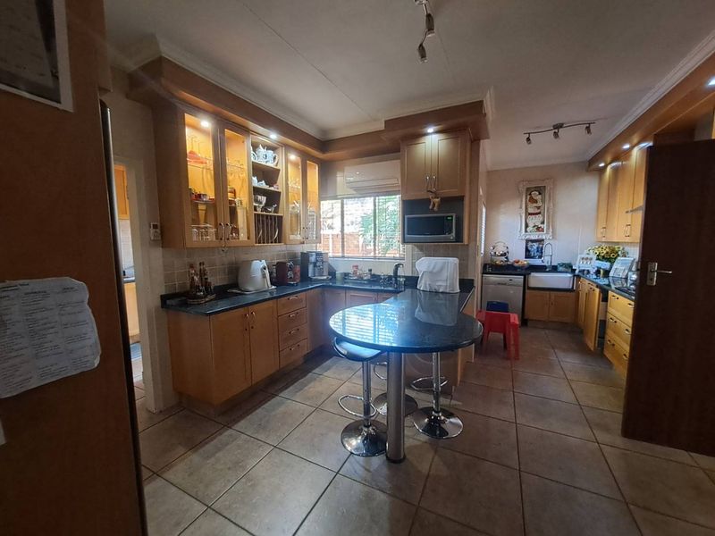 FOR SALE | SPACIOUS FAMILY HOME WITH SWIMMING POOL IN A BEAUTIFULLY ESTABLISHED GARDEN - Photo 4