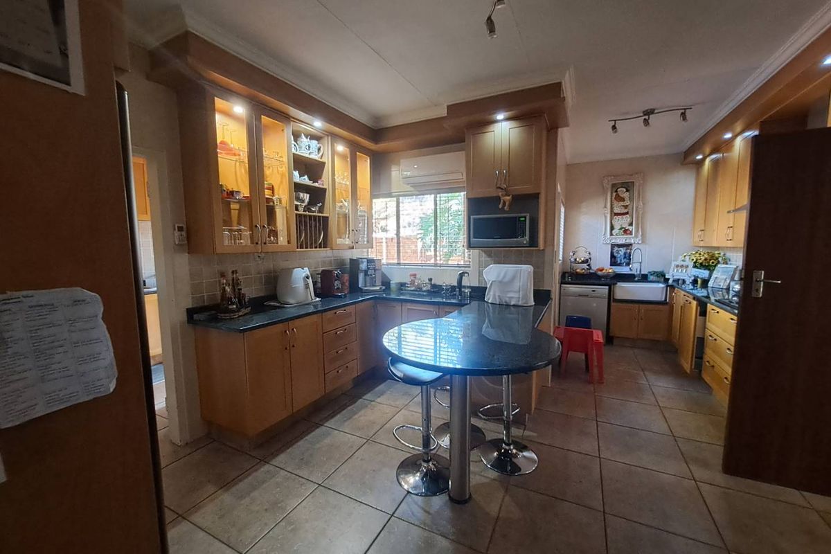 FOR SALE | SPACIOUS FAMILY HOME WITH SWIMMING POOL IN A BEAUTIFULLY ESTABLISHED GARDEN - Photo 4