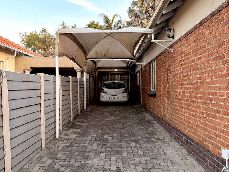 Investment Property with 5 Bachelor Flatlets - Photo 3
