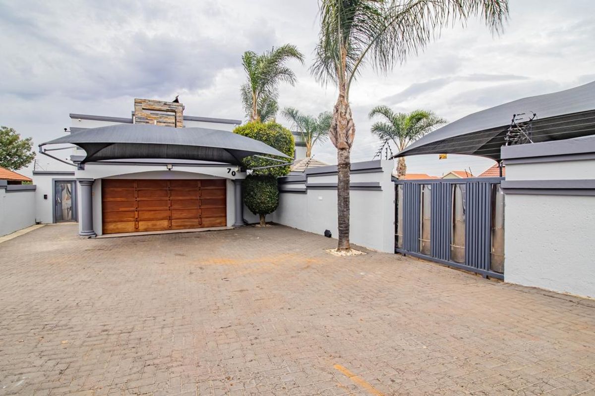 AN EXQUISITE HOME THAT WILL TAKE YOUR BREATH AWAY!!! - Photo 2
