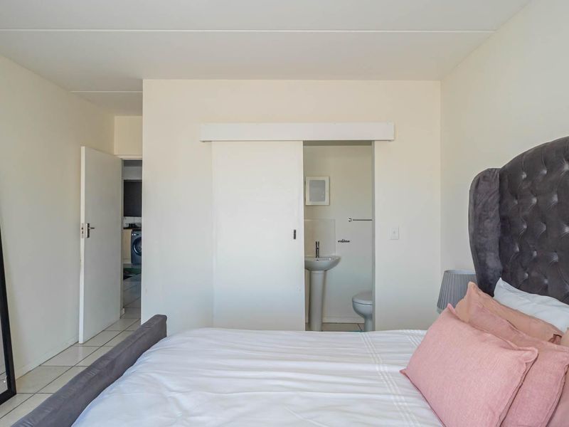 2 bed 2 bath ground floor unit - Photo 9