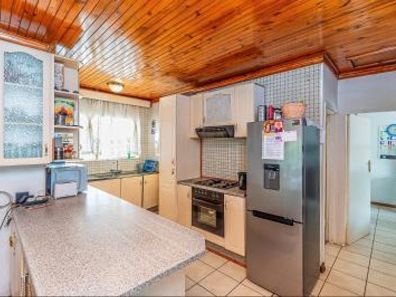 Lovely 3 Bedroom Family Home for Sale - Photo 8