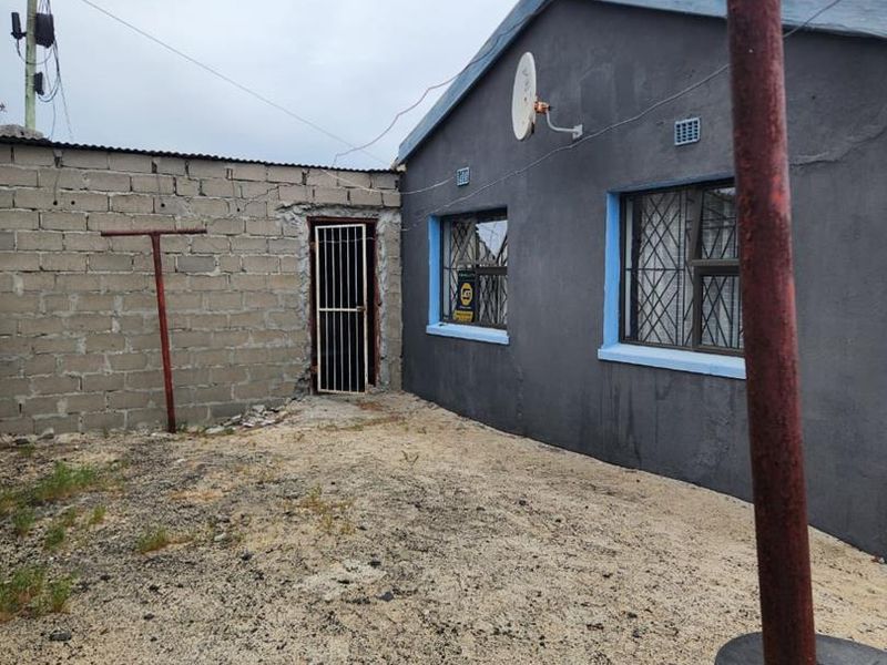 Charming Three-Bedroom House for Sale in Ilitha Park, Khayelitsha - Photo 9