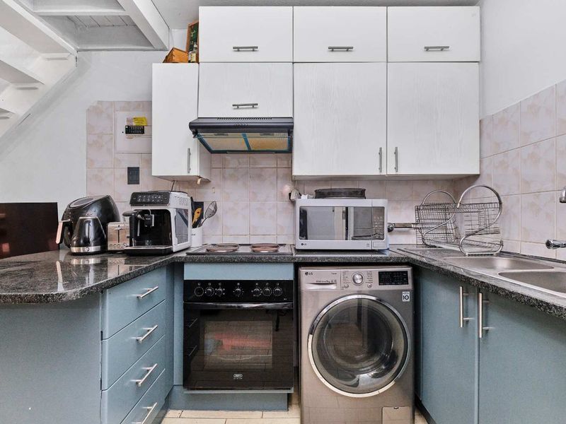 Charming Double-Story Face Brick Townhouse - Photo 7