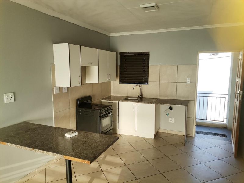 Stunning 2 Bedroom apartment in sought after estate - Photo 2