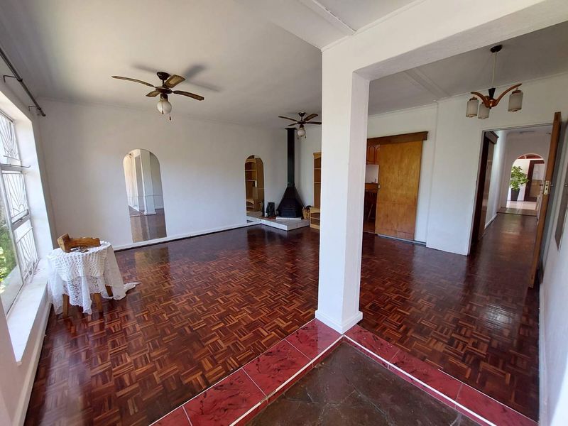 Lovely Family Home Located In Leafy Fairways - Photo 3
