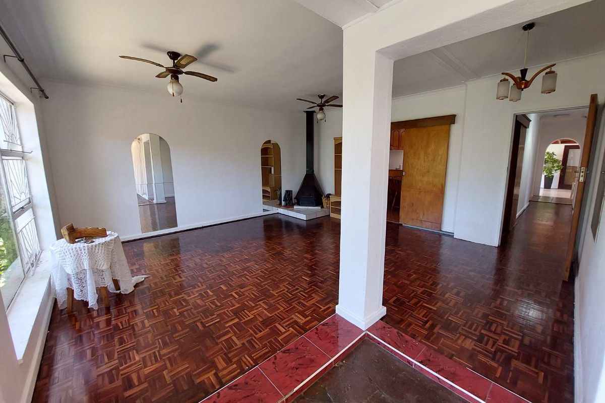 Lovely Family Home Located In Leafy Fairways - Photo 3